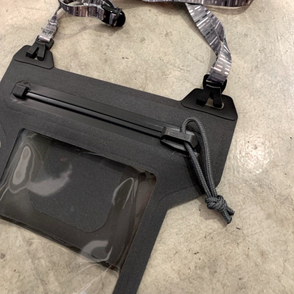 RunOff Waterproof Touchscreen Friendly Phone Pouch 💦 - Picture 4 of 12